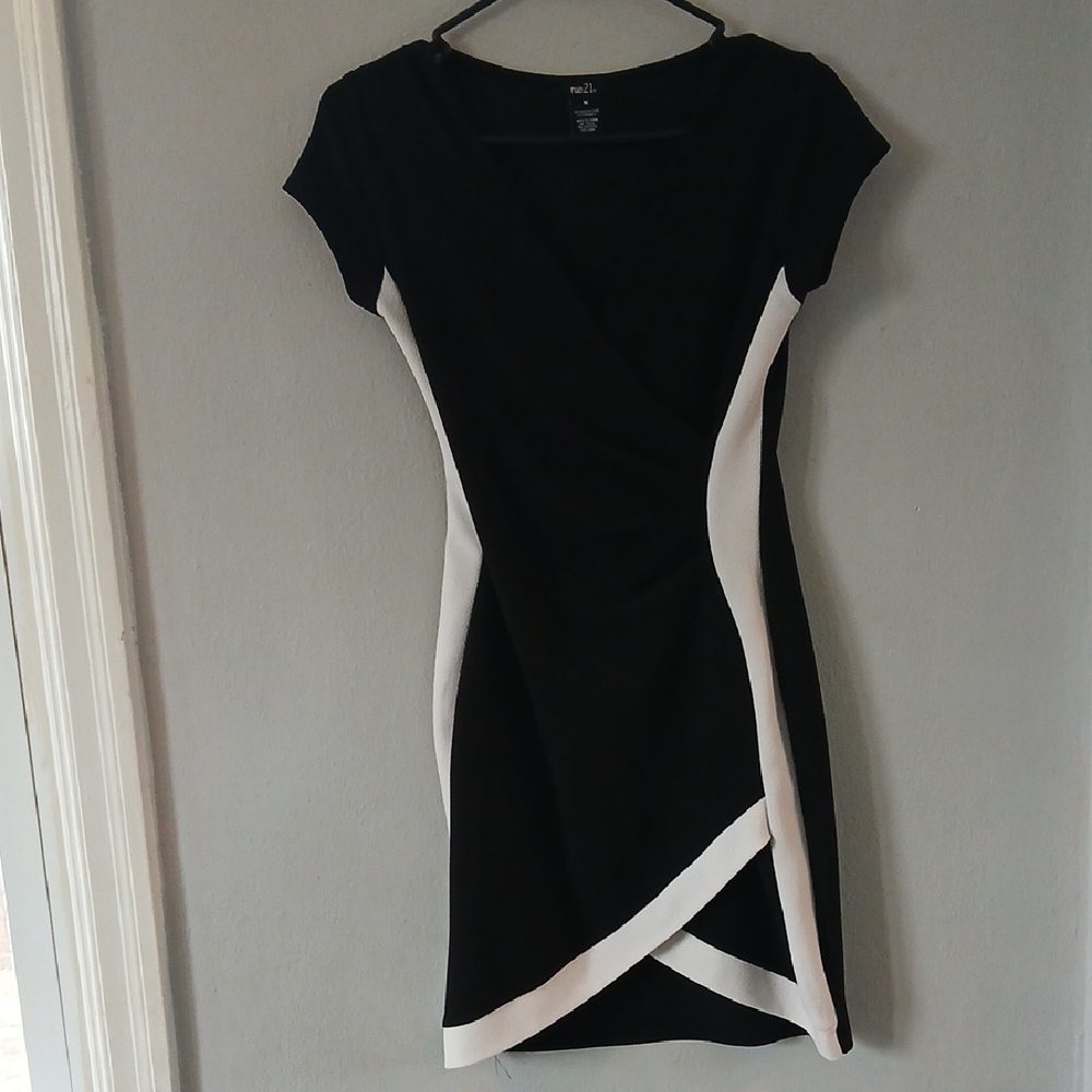 Rue21 Asymmetrical Black and White Sheath Dress V-neck Short Sleeve